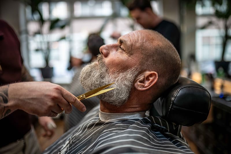 Arreglo de barba con tijera dorada