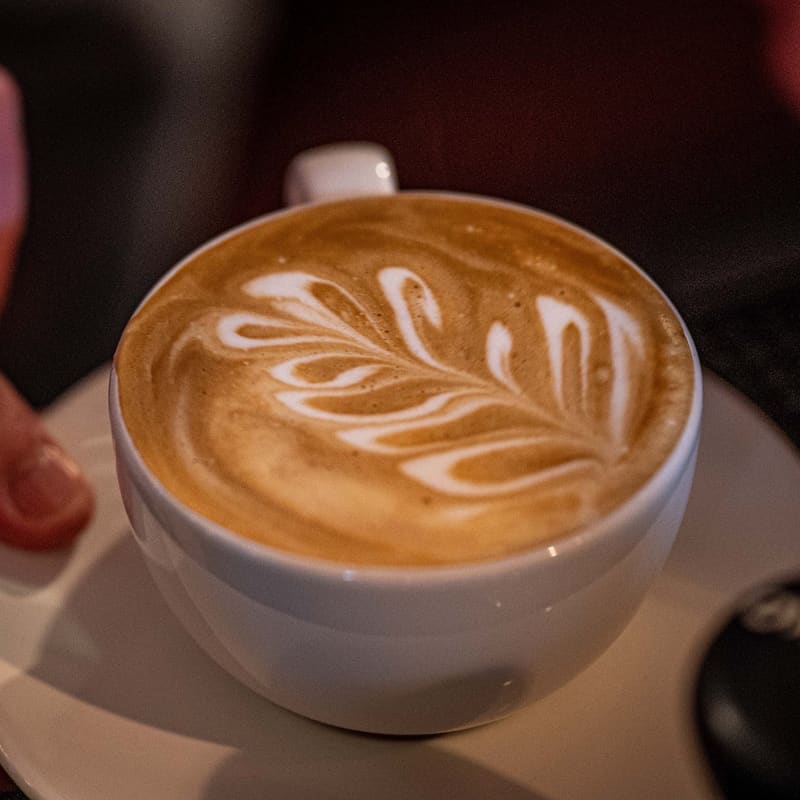 Café con leche con dibujo en la espuma