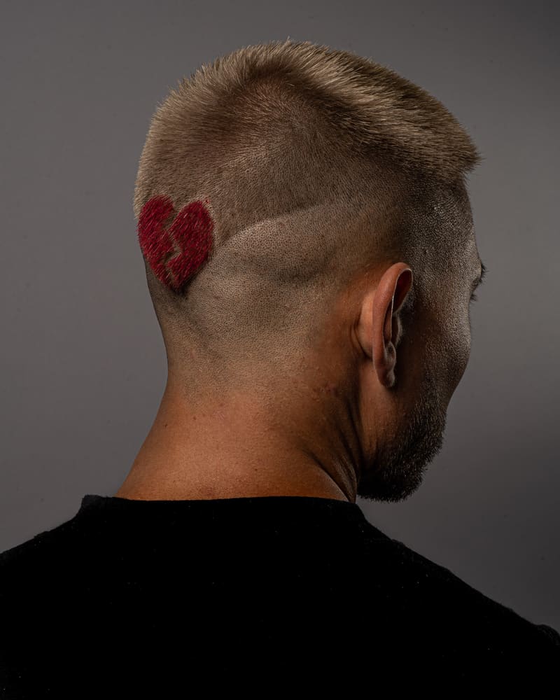 Corte con un corazón roto teñido en la nuca