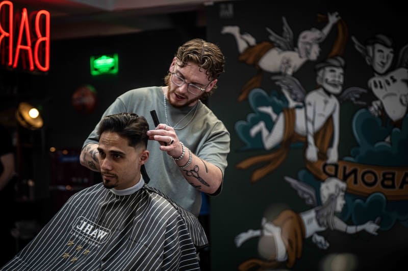 Barbero cepillando un peinado con volumen