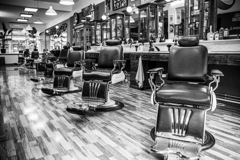 Sillones de barbero vacíos en la barbería